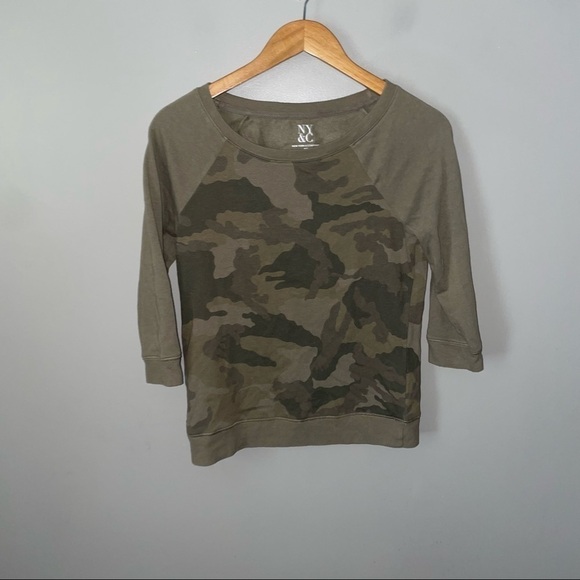 New York and company camo 3/4 sleeve top - Picture 1 of 4